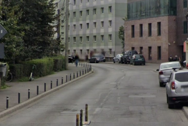 Clujenii nevoiti sa mearga pe drum din cauza soferilor care parcheaza pe trotuar Trebuie sa iesi pe strada pentru a ocoli masina parcata impropriu