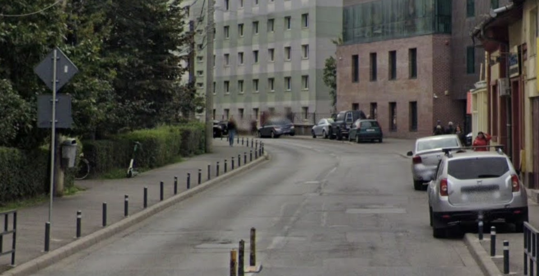 Clujenii nevoiti sa mearga pe drum din cauza soferilor care parcheaza pe trotuar Trebuie sa iesi pe strada pentru a ocoli masina parcata impropriu