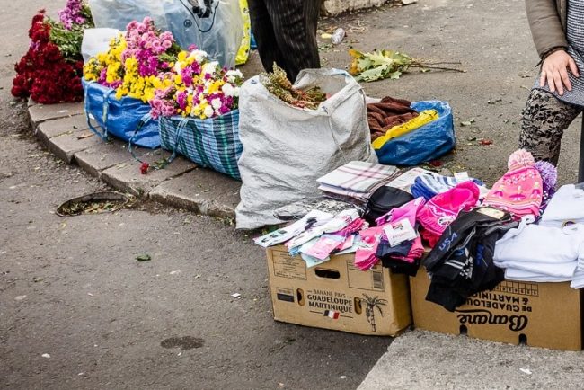 Comert ilegal cu flori la vedere intr un cartier din Cluj Noi platim impozite si rate Ei castiga 6000 de euro pe luna si nu contribuie cu nimic
