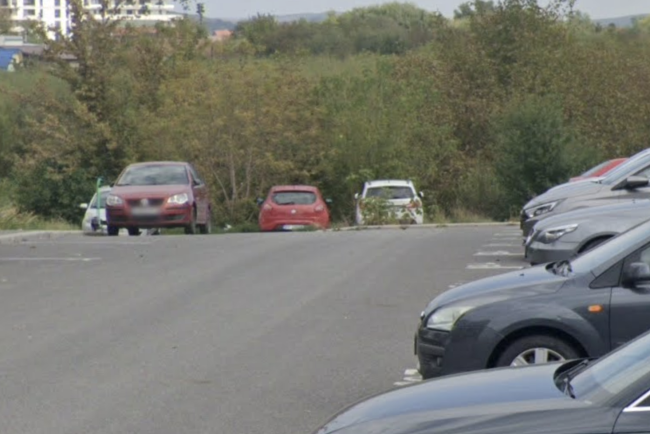 Cosmar la parcarea de pe o strada din Cluj Napoca Locatarii nu au acces la locurile de parcare din cauza masinilor parcate ilegal