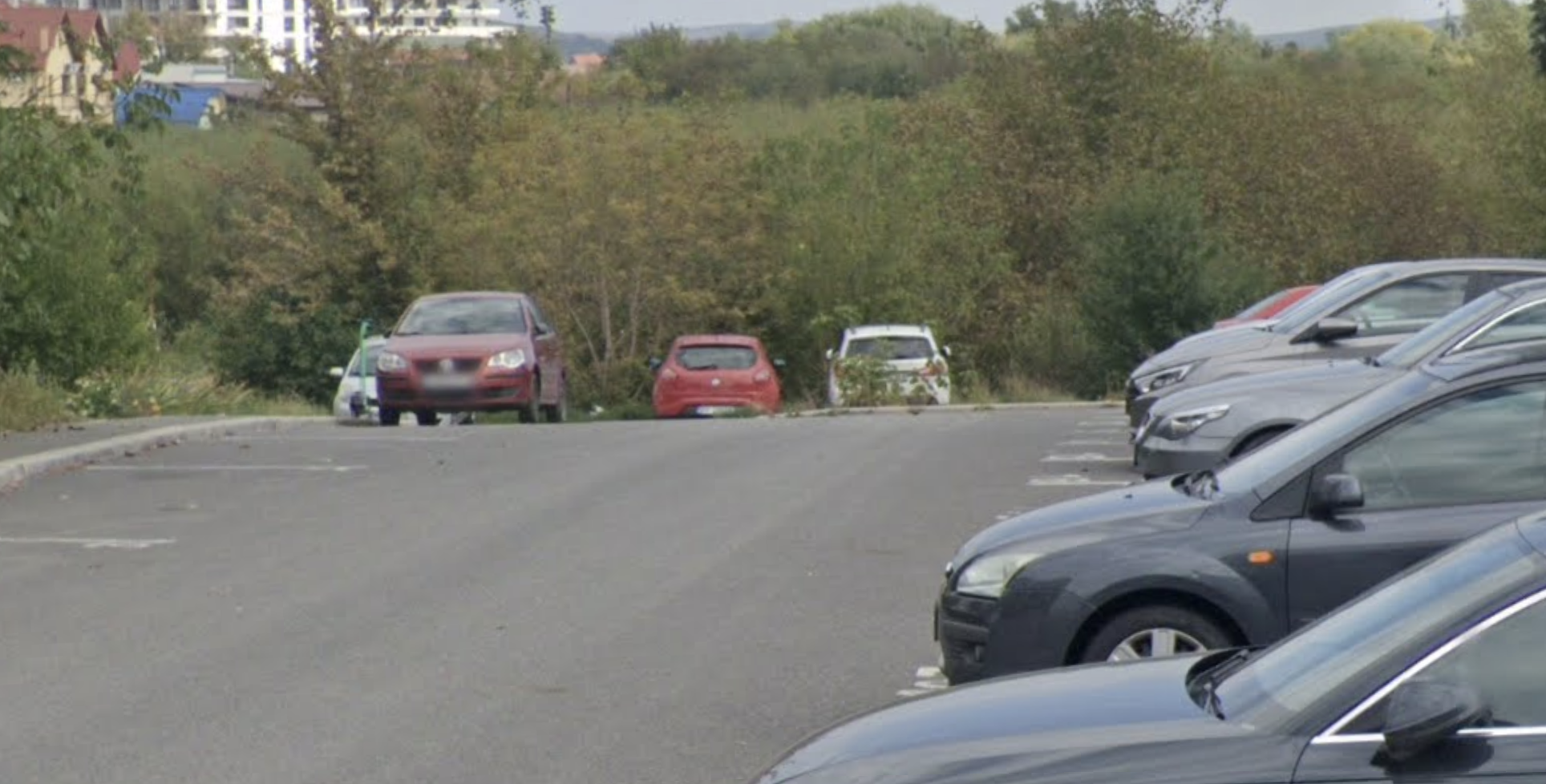 Cosmar la parcarea de pe o strada din Cluj Napoca Locatarii nu au acces la locurile de parcare din cauza masinilor parcate ilegal