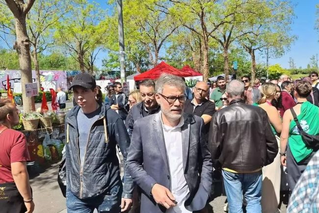 Dispari tradator murdar prim secretarul partidului socialist din franta atacat cu faina