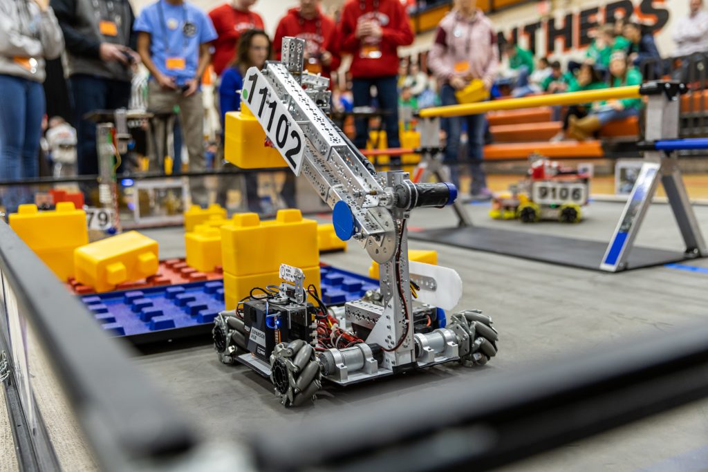 Elevii unui liceu din Cluj pleaca sa infrunte Europa la robotica CJ Cluj le aloca 113000 de lei pentru competitia din Olanda