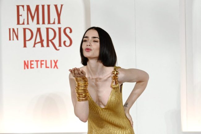 Emily in Paris ajunge in Grecia Premierul Mitsotakis asteapta cu entuziasm noul sezon