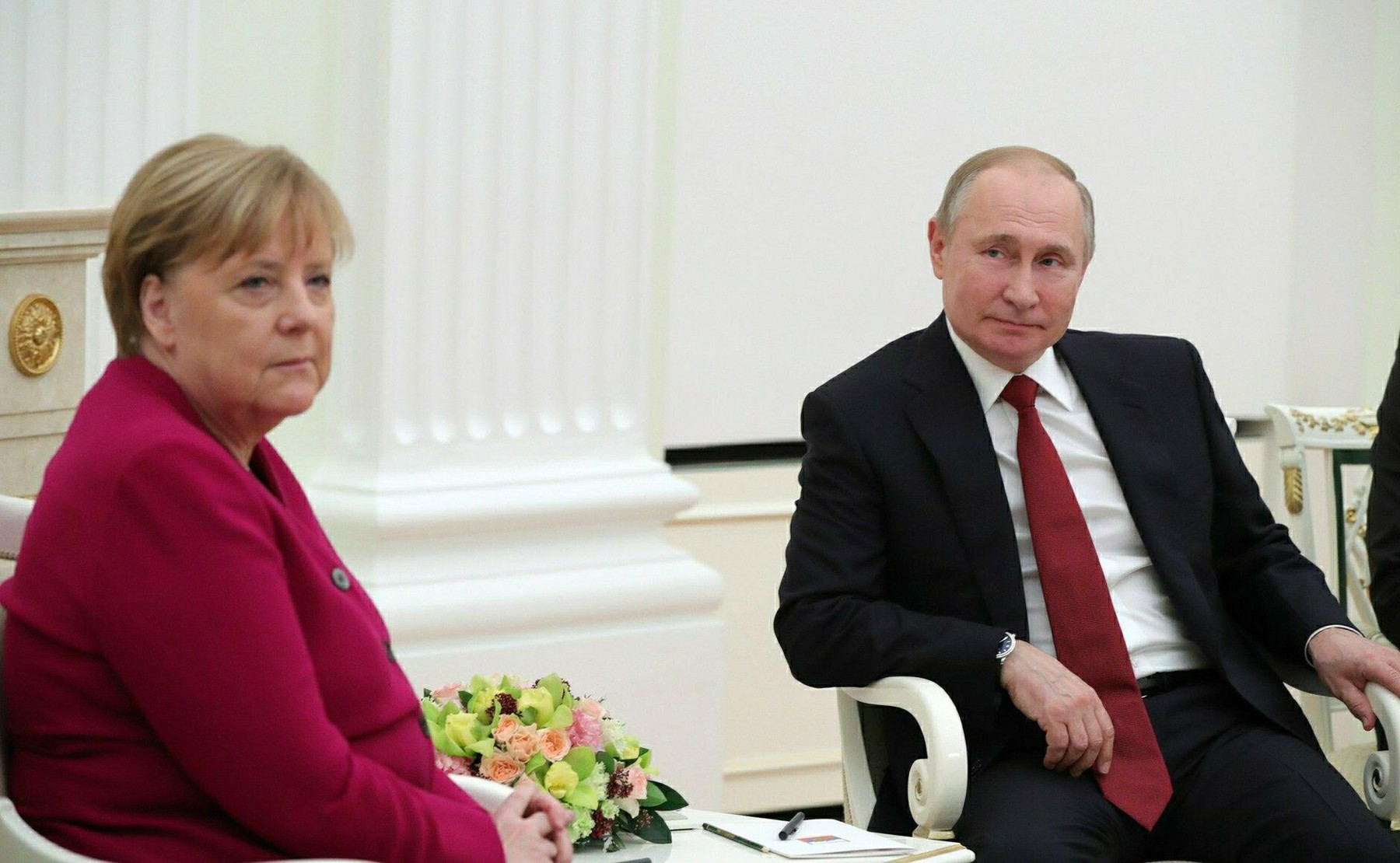 Europa cauta o persoana care sa negocieze cu Putin Nume de marca precum Angela Merkel si Mario Draghi sunt analizate