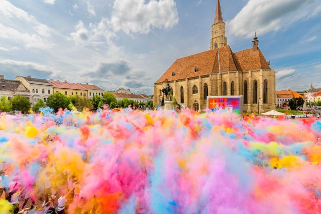Evenimentul colorat din Cluj nu a fost pe placul tuturor Un clujean sustine ca praful colorat afecteaza cladirile iar muzica este insuportabila