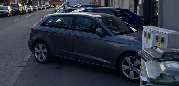 Haos pe o strada din Cluj Napoca Trotuarul a fost invadat de masini iar pietonii sunt obligati sa mearga pe carosabil