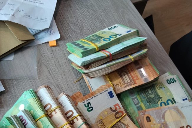 Ii voi spune direct lui Marin Andrei Procurori din Constanta acuzati intr un dosar de coruptie implicand sume de bani in birou interventii in anchete si presiuni asupra ISU