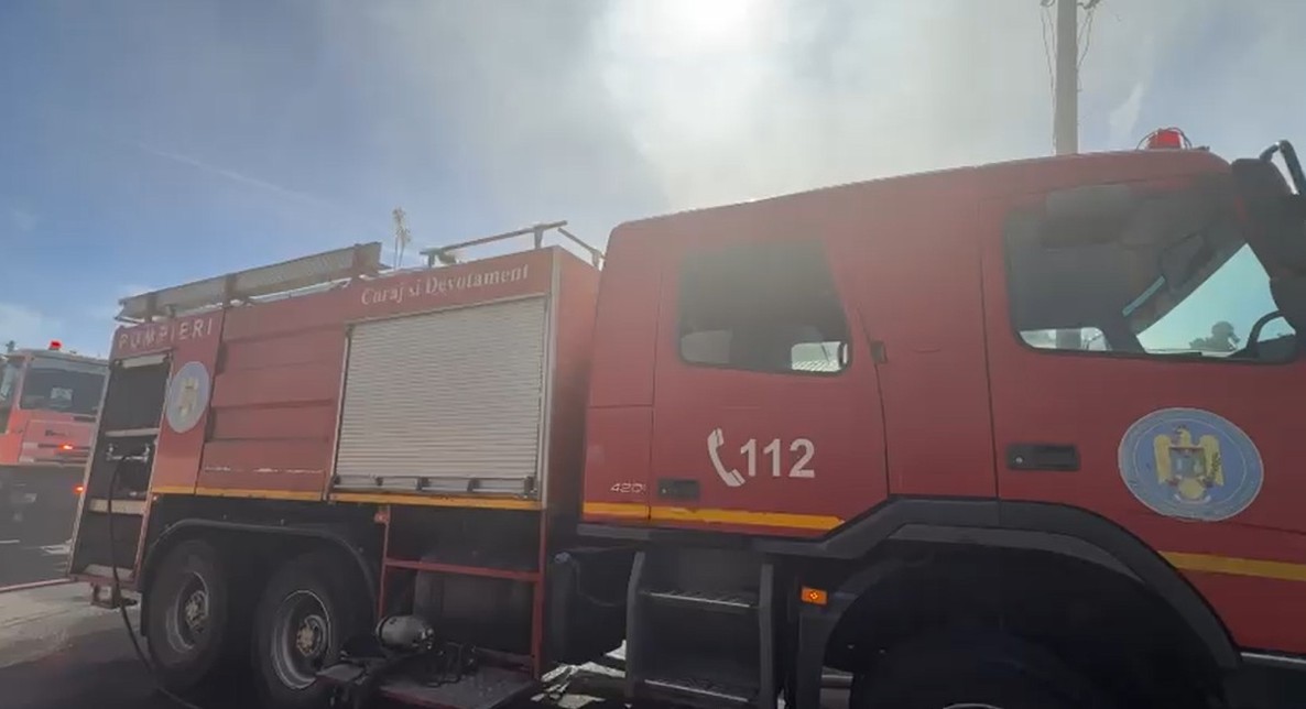 Incendiu intr un apartament din Campina O femeie gasita inconstienta de pompieri a fost transportata la spital