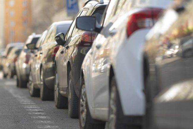 Incepand de astazi masinile hibride nu mai au acces la parcarile gratuite din Bucuresti avantajul ramane pentru cei care