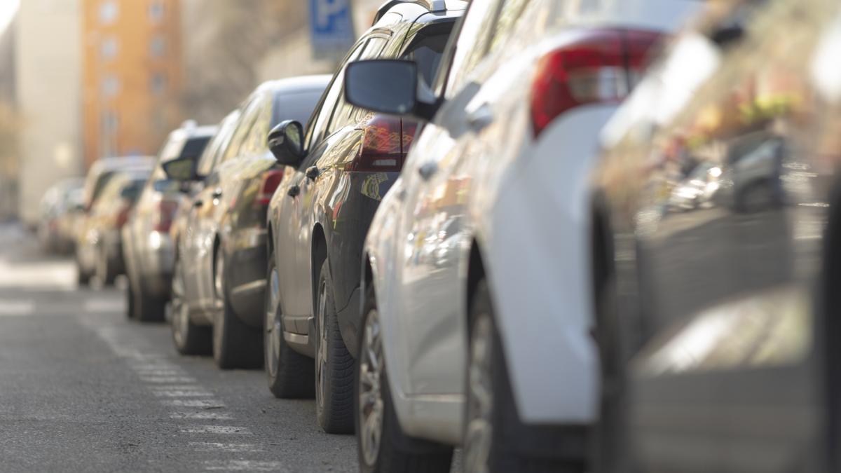 Incepand de astazi masinile hibride nu mai au acces la parcarile gratuite din Bucuresti avantajul ramane pentru cei care