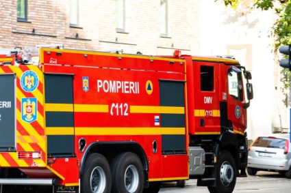 Inconstienta ar fi putut sa i coste vita Un apartament din Cluj Napoca a fost cuprins de flacari din cauza unei tigari Doua persoane au suferit arsuri