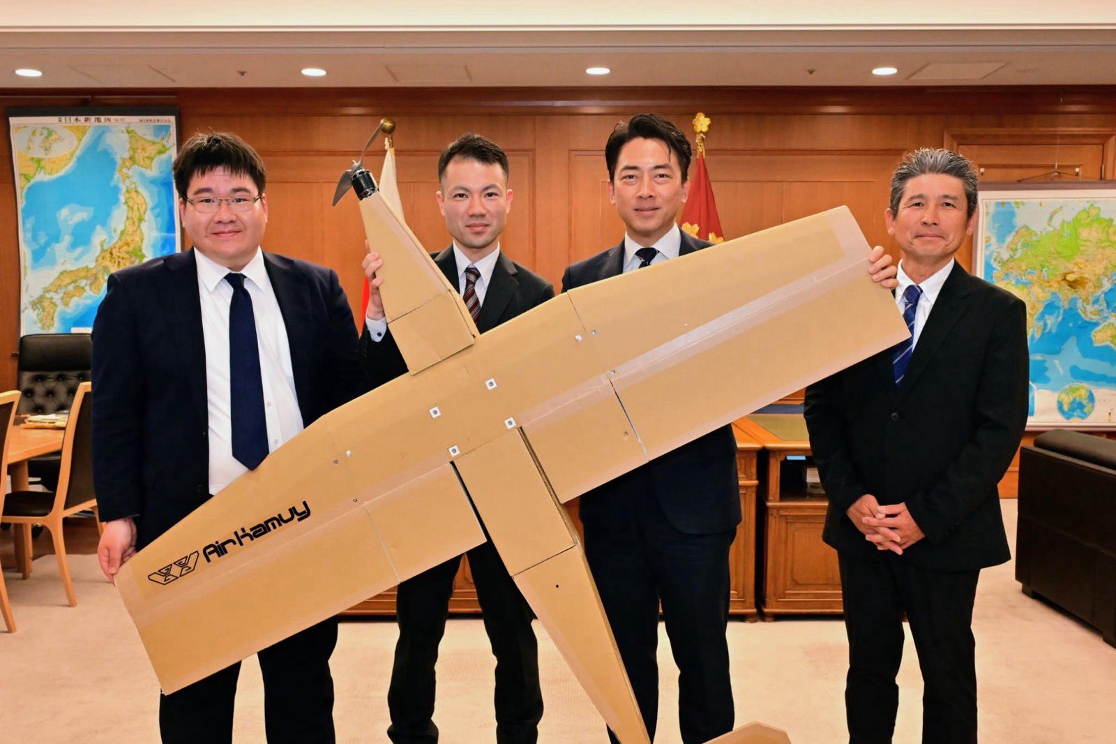 Japonezii au lansat o drona de razboi din carton pliabila si asamblabila in cinci minute