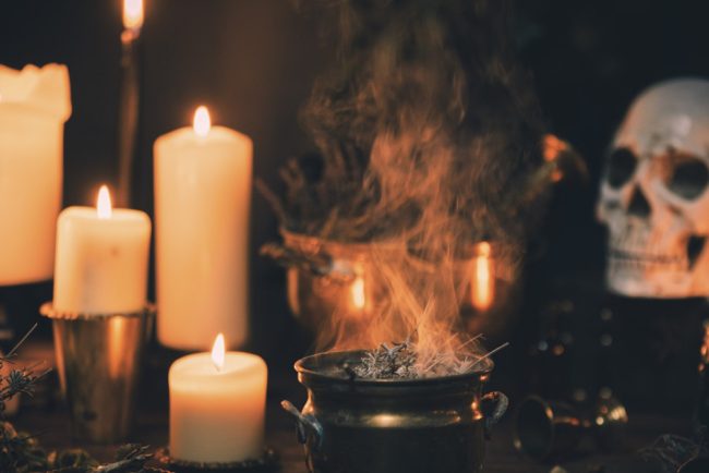 Jumatate de milion de lei sacrificati in numele lui Bau Cum a fost pacalit un iesean ca vorbeste cu