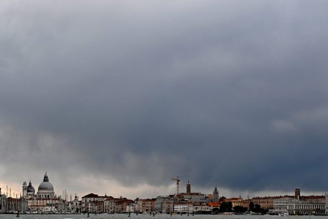 Juriul Bienalei de la Venetia isi da demisia din cauza deciziei de a permite participarea Rusiei