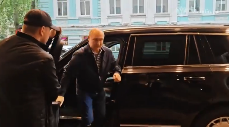 Kremlinul publica imagini cu Putin plimbandu se prin Moscova in urma zvonurilor ca s ar ascunde in buncare