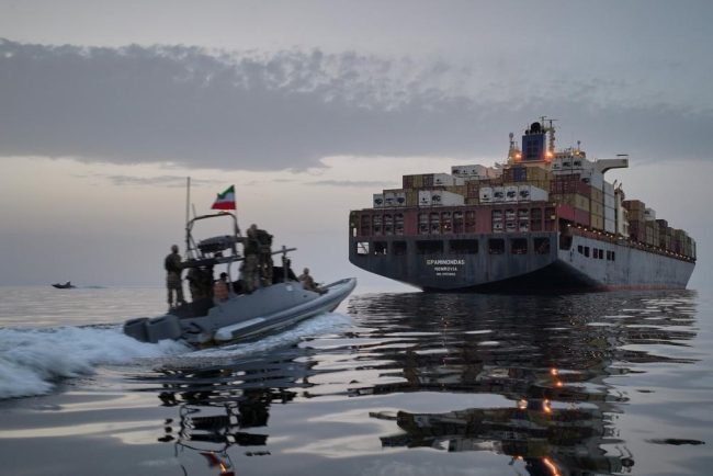 MAE Patru romani au fost capturati de iranieni pe o nava care incerca sa traverseze stramtoarea