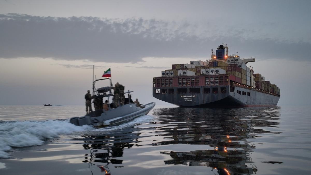 MAE Patru romani au fost capturati de iranieni pe o nava care incerca sa traverseze stramtoarea