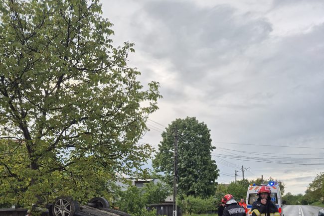 Masina rasturnata in Bacau cinci tineri au fost duci la spital dupa un accident rutier grav