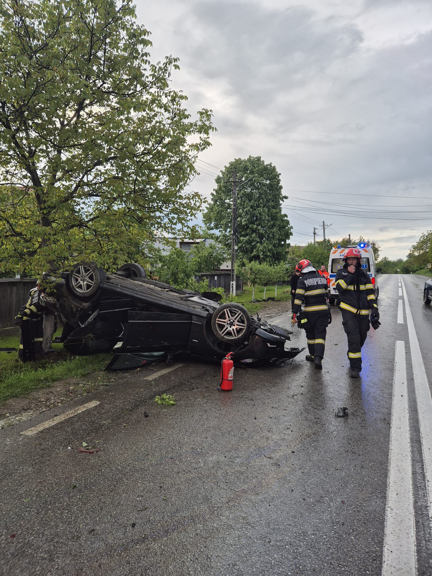 Masina rasturnata in Bacau cinci tineri au fost duci la spital dupa un accident rutier grav