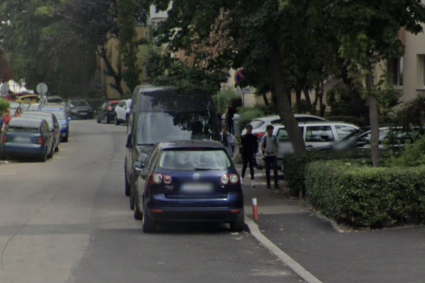 Mașini parcate săptămâni la rând pe o stradă din Cluj, în ciuda semnului de staționare interzisă. Locuitorii, exasperați: „Ne blochează accesul în scara blocului!”