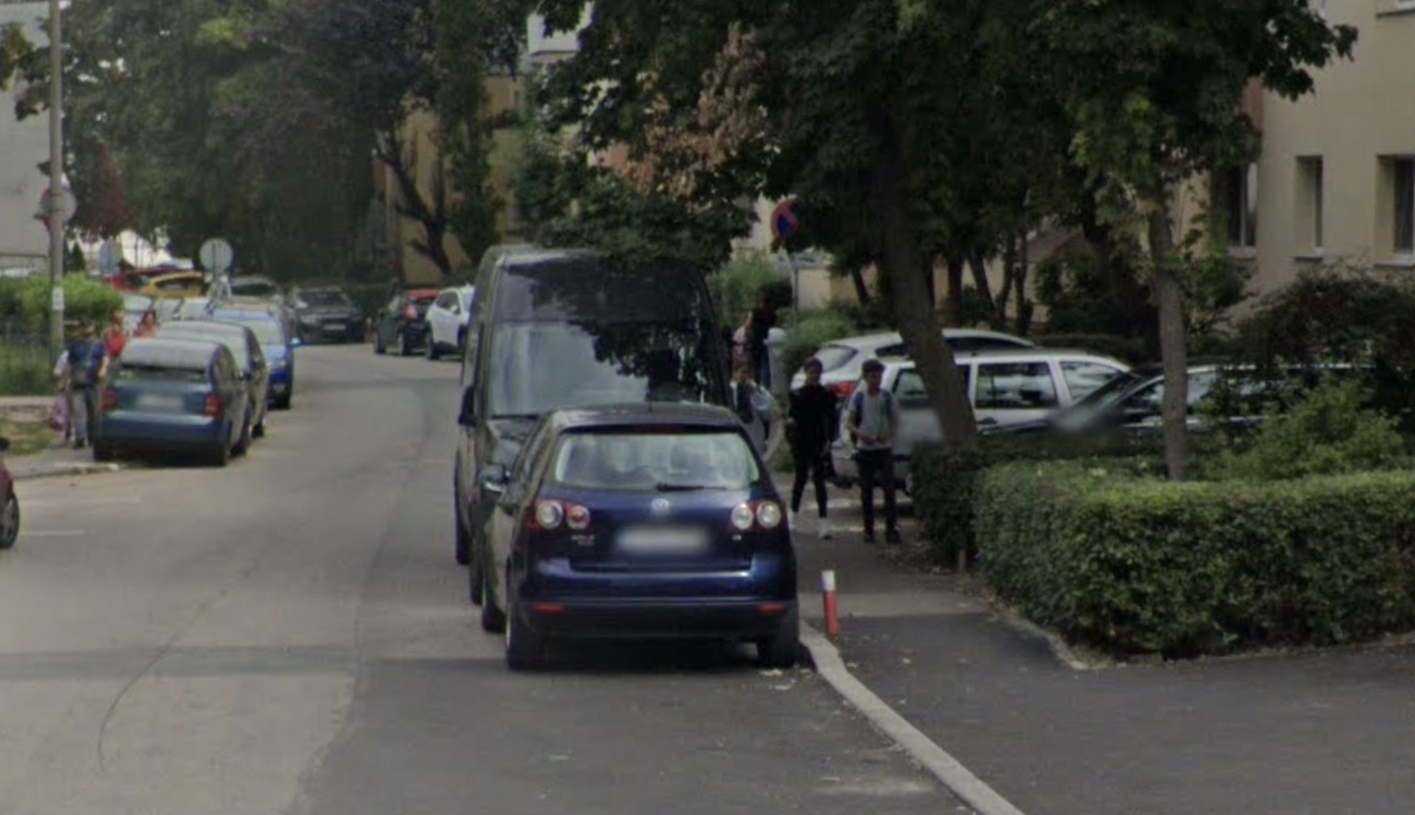 Masini parcate saptamani la rand pe o strada din Cluj in ciuda semnului de stationare interzisa Locuitorii exasperati Ne blocheaza accesul in scara blocului