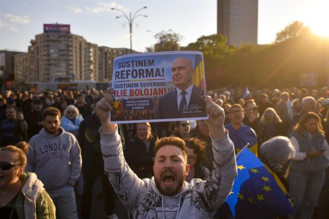 Miting pro Bolojan in Piata Victoriei cu doua zile inainte de votul asupra motiunii de cenzura