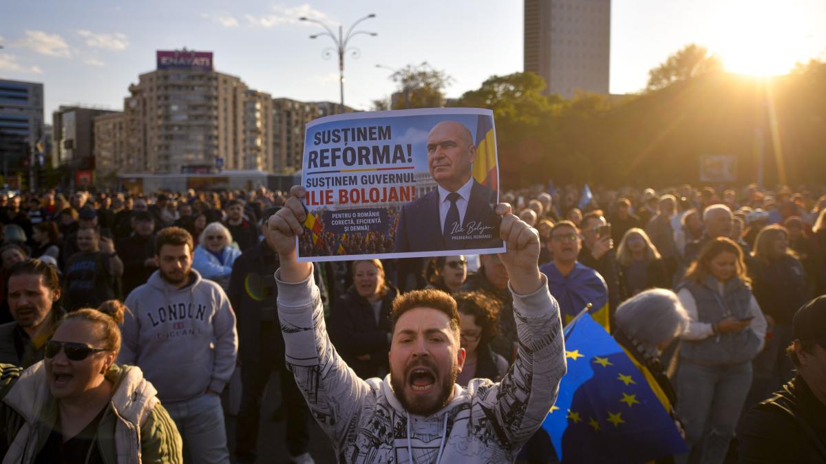 Miting pro Bolojan in Piata Victoriei cu doua zile inainte de votul asupra motiunii de cenzura
