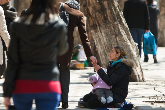 O femeie cerseaste zilnic la intrarea unui parc din Cluj Napoca Comportamentul ei ii deranjeaza pe trecatori Are un comportament suspect