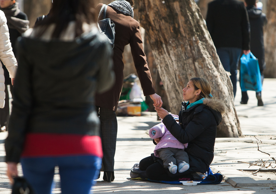 O femeie cerseaste zilnic la intrarea unui parc din Cluj Napoca Comportamentul ei ii deranjeaza pe trecatori Are un comportament suspect