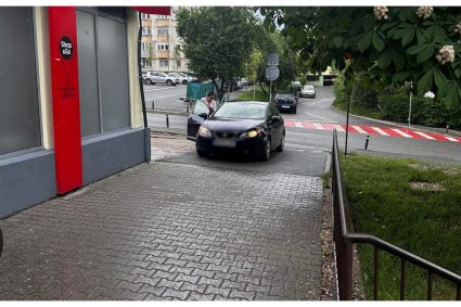 Parcare de campion in Cluj Napoca Un sofer si a lasat masina pe trotuar desi parcarea era libera