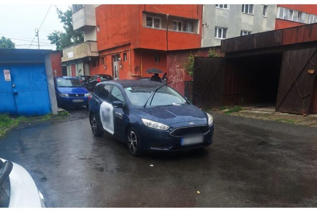 Parcare fara rusine in Cluj Napoca Un sofer a blocat total intrarea intr o zona de garaje