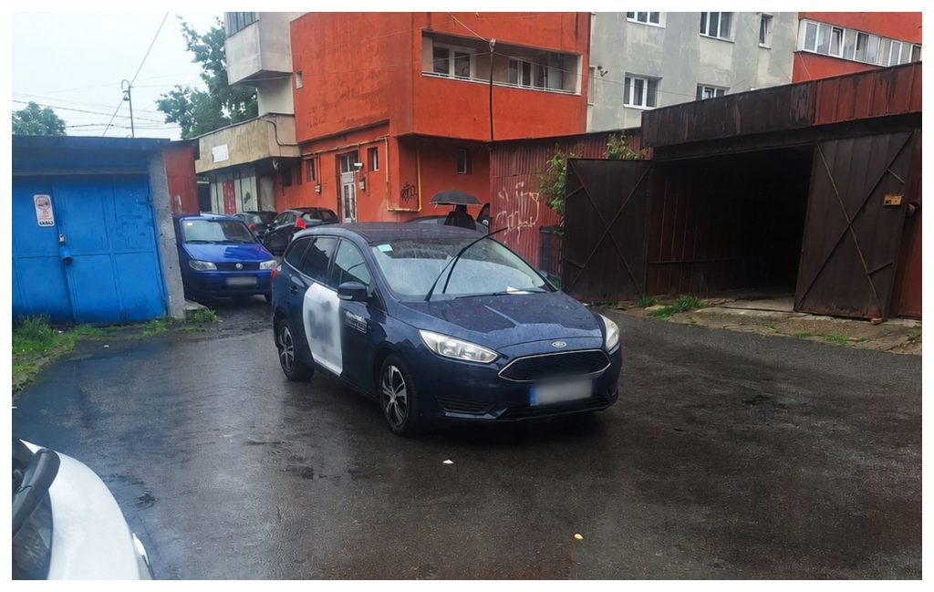 Parcare fara rusine in Cluj Napoca Un sofer a blocat total intrarea intr o zona de garaje