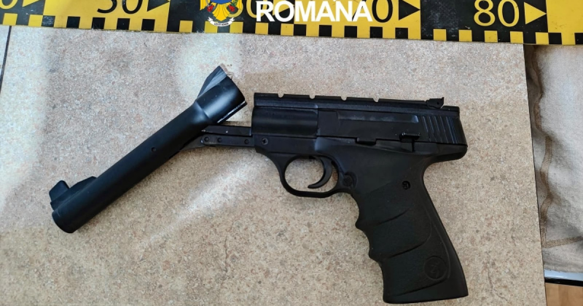 Peste 40 de perchezitii in 22 de judete intr un caz de achizitie ilegala online de arme din Ungaria