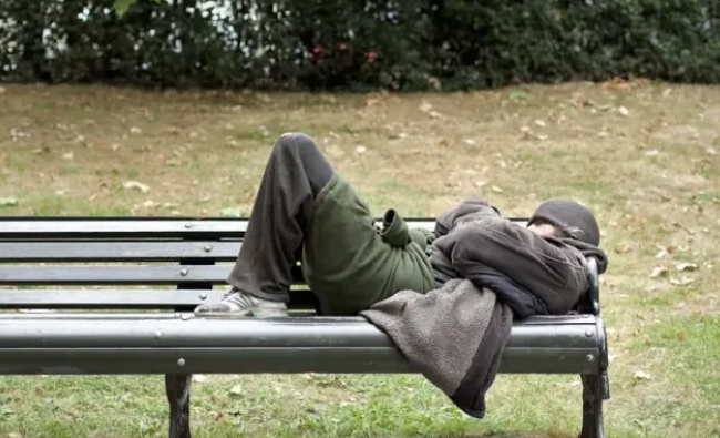 Probleme in Parcul Central din Cluj Napoca Cetatenii cer interventia Politiei Locale S au instalat acolo