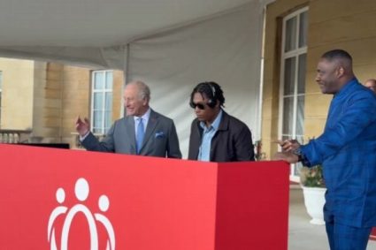 Regele Charles s a alaturat lui Idris Elba la pupitrul de DJ la o impresionanta petrecere regala