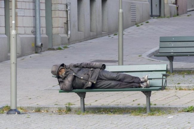 Scandal intr o parcare din Cluj Napoca Persoane fara adapost sau asezat pe o banca langa un magazin cauzand zgomot si mizerie zilnic