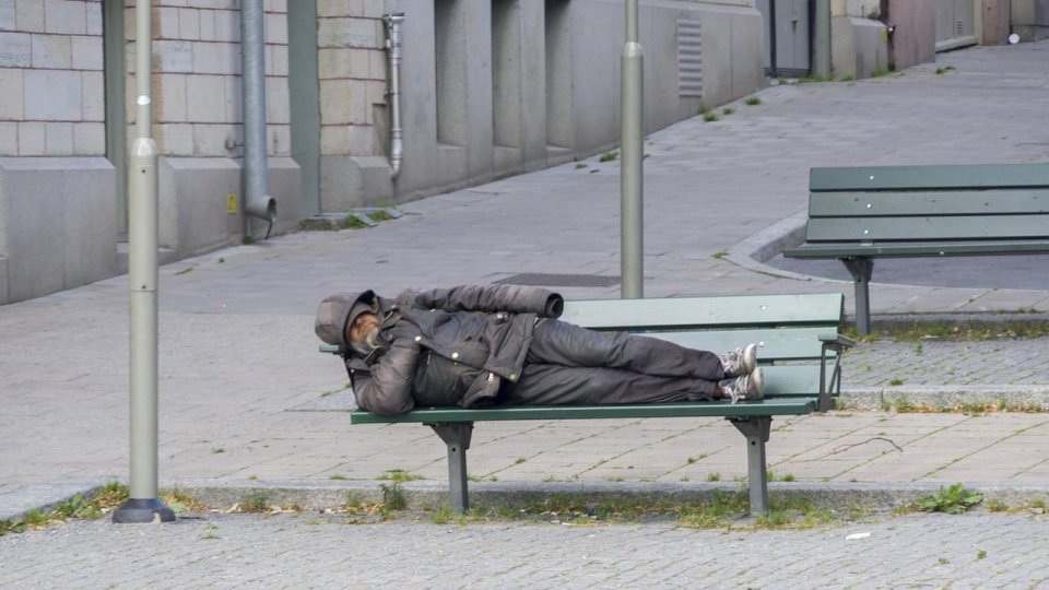 Scandal intr o parcare din Cluj Napoca Persoane fara adapost sau asezat pe o banca langa un magazin cauzand zgomot si mizerie zilnic