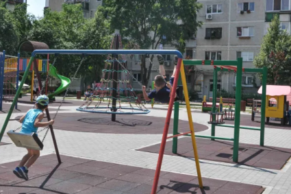 Scandal intr un parc din Cluj Napoca Mai multi adolescenti sau instalat in locul de joaca pentru copii Au avut un comportament inadecvat
