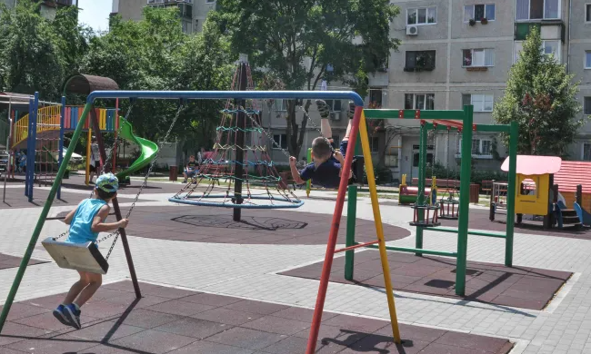 Scandal intr un parc din Cluj Napoca Mai multi adolescenti sau instalat in locul de joaca pentru copii Au avut un comportament inadecvat