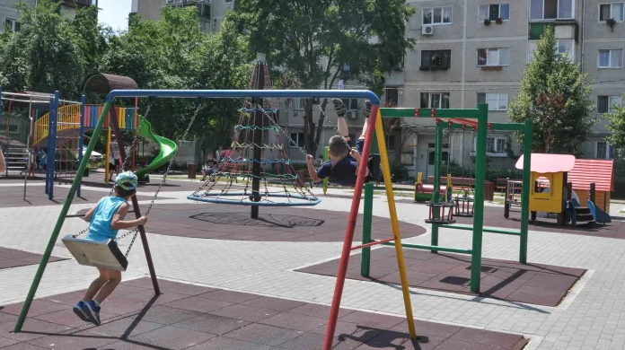Scandal intr un parc din Cluj Napoca Mai multi adolescenti sau instalat in locul de joaca pentru copii Au avut un comportament inadecvat