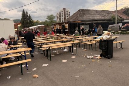 Targul de placinte si capsuni a fost inchis la Brasov din cauza mizeriei Primarul O petrecere de prost gust