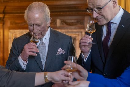 Trump renunta la tarifele pentru whisky ul scotian dupa vizita Regelui Charles