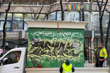 Un chioc uitat timp de 20 de ani in centrul Bucurestiului a fost demolat de autoritati Imagini cu ceea ce