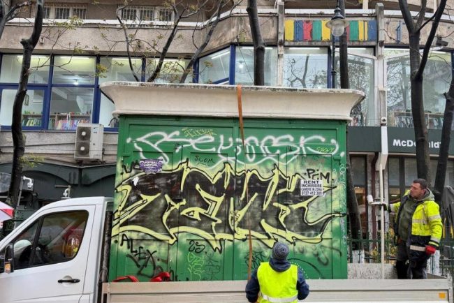 Un chiosc uitat timp de 20 de ani in centrul Bucurestiului a fost daramat de autoritati Imagini cu ce