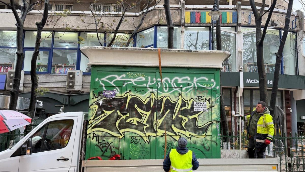Un chiosc uitat timp de 20 de ani in centrul Bucurestiului a fost daramat de autoritati Imagini cu ce