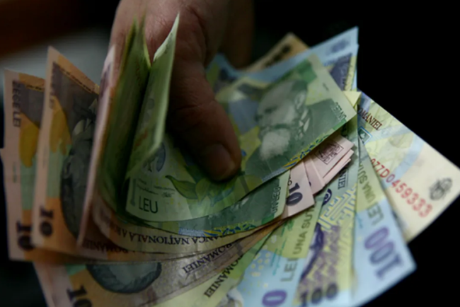 Un proiect initiat de UDMR sugereaza reducerea alocatiei pentru copii la 100 de lei si introducerea unei burse de prezenta de 250 de lei acordata cu anumite conditii