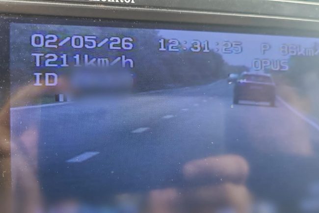 Un sofer din Timis prins conducand cu mai mult de 200 km h pe un drum national