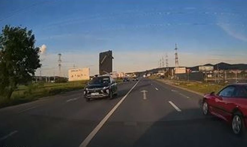 VIDEO Cluj Cum sa NU transporti ceva pe masina I a cazut tot cu suport cu tot pe masinile din spate