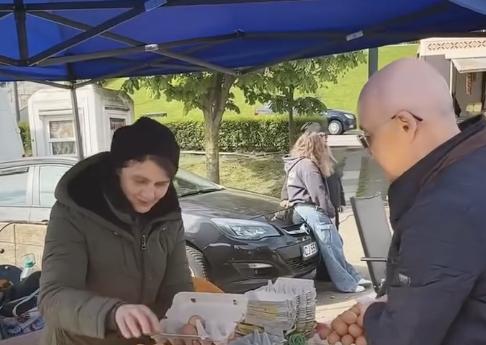 VIDEO Emil Boc la cumprturi in piaa volant de la Stadion Sunt peste 75 de productori Gsii telemea brnz i ou la preuri accesibile